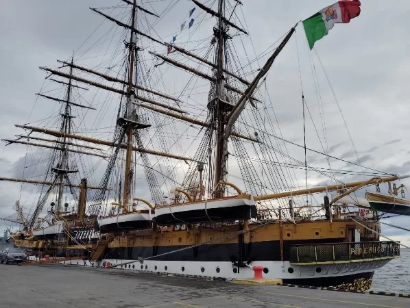 El Amerigo Vespucci: Un Icono Histórico Navega por las Aguas Chilenas
